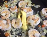 Foto langkah ke 2 dari resep Simple Shrimp Pasta.