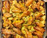 Foto del passaggio 4 della ricetta Ali di pollo con patate al forno