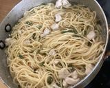 Egyszerű csirkés tejfölös spagetti babhüvellyel 🍗🧄🍝😋 recept fázis 3 fotója