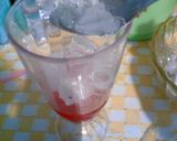 Foto langkah ke 2 dari resep Es Kelapa Muda Merah Putih.