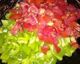 صورة لخطوة 2 من وصفة رولي بطاطا محشي بالخضر⁦ 🌶️⁩🍅🥔😋👍