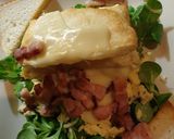 Une image de l'étape 9 de Camembert fondu au lard et œufs brouillés.