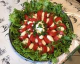 Une image de l'étape 9 de Salade de frisée aux tomates,mozzarella et fleurs de basilic.