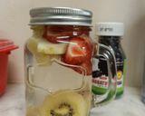 Foto langkah ke 4 dari resep Infused water strawberry, kiwi, apel.