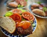 Foto del paso 3 de la receta: Hamburguesa de solomillo con cebolla caramelizada y salsa brava