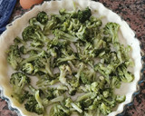 Foto del paso 3 de la receta: Quiche de brócoli, salmón y cebolla caramelizada