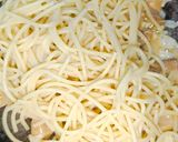 Gambar langkah 4 resipi Spaghetti Aglio Olio.