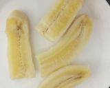 A picture of step 2 of Crispy fried sweet banana dessert.