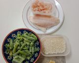 Foto del paso 1 de la receta: Arroz con gambas y merluza