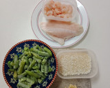 Foto del paso 1 de la receta: Arroz con gambas y merluza
