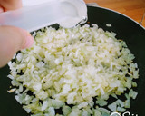 Foto del paso 3 de la receta: 13.🥮Empanada de salmón, cebolla, huevo y surimi