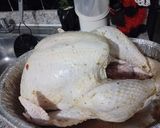 Foto del paso 3 de la receta: Pavo Navideño al horno 🦃 en Salsa de vino 🍾 y pasas 🍇