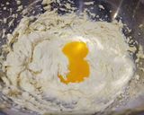 Foto langkah ke 2 dari resep Semprit Durian - Durian cookies.