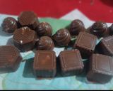 Foto del paso 4 de la receta: Bombones de chocolate negro y blanco rellenos de cookies y coco rallado receta casera