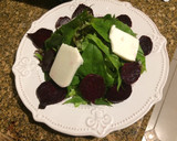 Foto del paso 4 de la receta: Ensalada de espinaca, remolacha y queso de cabra (o calabaza y brie)