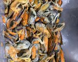 Foto langkah ke 1 dari resep Kerang Hijau Kuah Santan.