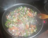 Foto del paso 2 de la receta: Empanadillas de salchicha fresca y salteado de verduras al horno