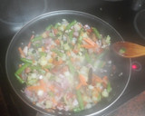 Foto del paso 2 de la receta: Empanadillas de salchicha fresca y salteado de verduras al horno