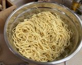Foto del paso 1 de la receta: Pastel de tallarines con brócoli y crema