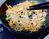 รูปขั้นตอนการทำที่ 3 ของ สปาเก็ตตี้ปูปลาหิมะผัดพริกเหลือง
