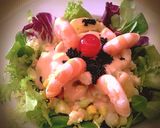 Foto del paso 4 de la receta Ensalada de marisco y frutas en salsa cóctel