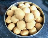 बेसन लाडू (Besan Ladoo Recipe In Marathi) रेसिपी स्टेप 3 फोटो 