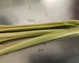 Une image de l'étape 4 de Gambas sauvages au poivron, céleri, coriandre et citron vert.