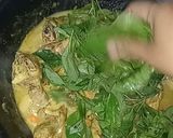 Foto langkah ke 4 dari resep Ayam kemangi bakar kuah kuning.