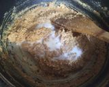 A picture of step 3 of Besan Goand aur till ka halwa.
