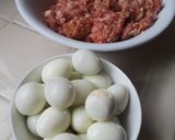 Hình bước làm 1 của món Trứng cút bọc thịt chiên xù