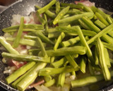 Foto del paso 3 de la receta: Pizza de judías verdes salteadas con bacon