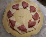 Foto del passaggio 2 della ricetta Spicchi rustici salame e formaggio