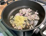 Une image de l'étape 7 de Nouilles aux crevettes et champignons au gingembre et curry.