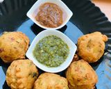A picture of step 3 of Aloo vada/Potato pakoray bombs.