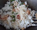 Foto langkah ke 5 dari resep Nasi Goreng Seafood.