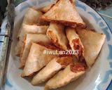 Foto langkah ke 5 dari resep Pangsit Lipat Isi Mie Tahu.