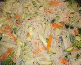 Foto del paso 6 de la receta: Fideos chinos (transparente) con verduras