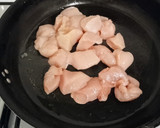 Foto del paso 2 de la receta: Manzana 🍎 y pollo al curry 🐔🥕🍇
