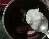 A picture of step 2 of Oreo Milkshake.