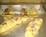 Foto langkah ke 6 dari resep Roti isi pisang coklat.