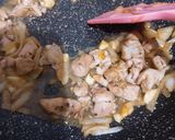 Foto langkah ke 3 dari resep Tumis Brokoli Ayam Jamur.