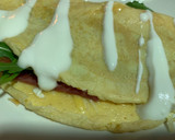 Foto del paso 5 de la receta: Tortilla media luna con tomate, aguacate, rúcula y queso. Topping de salsa de yogur