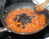 Foto del paso 2 de la receta: Espirales con aceitunas negras y anchoas