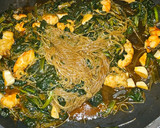 Foto del paso 5 de la receta: Espinacas con fideos de arroz y gambas
