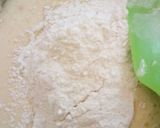 Foto langkah ke 4 dari resep Bolu pisang kukus.