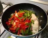 Foto del paso 3 de la receta: Pollo al wok con vegetales y arroz (para dos)