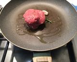 Foto del passaggio 6 della ricetta Filetto di vitello con crema di asparagi, e cipolla fritta