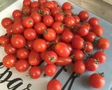 Une image de l'étape 3 de Salade de tomates cerises aux pickles, olives et feta.