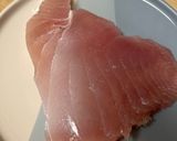 Foto del paso 2 de la receta: Lomo de bonito con habitas tiernas guisadas al vino tinto !!!!!