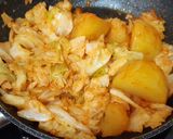 Foto del paso 6 de la receta: Chuleta de Sajonia a la plancha con repollo y patata rehogados